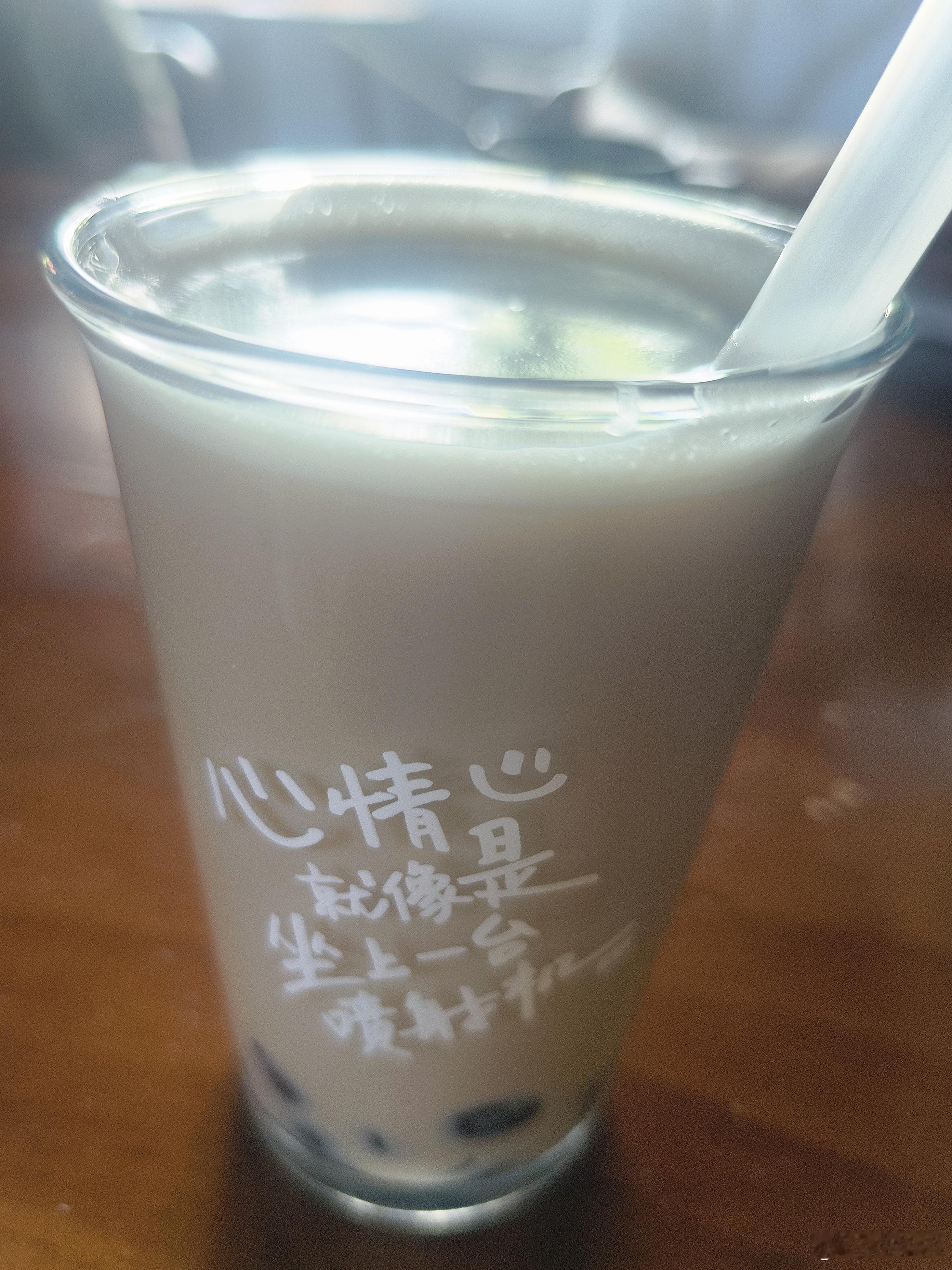 成年人的快乐：咖啡维持体面，奶茶放飞情绪！