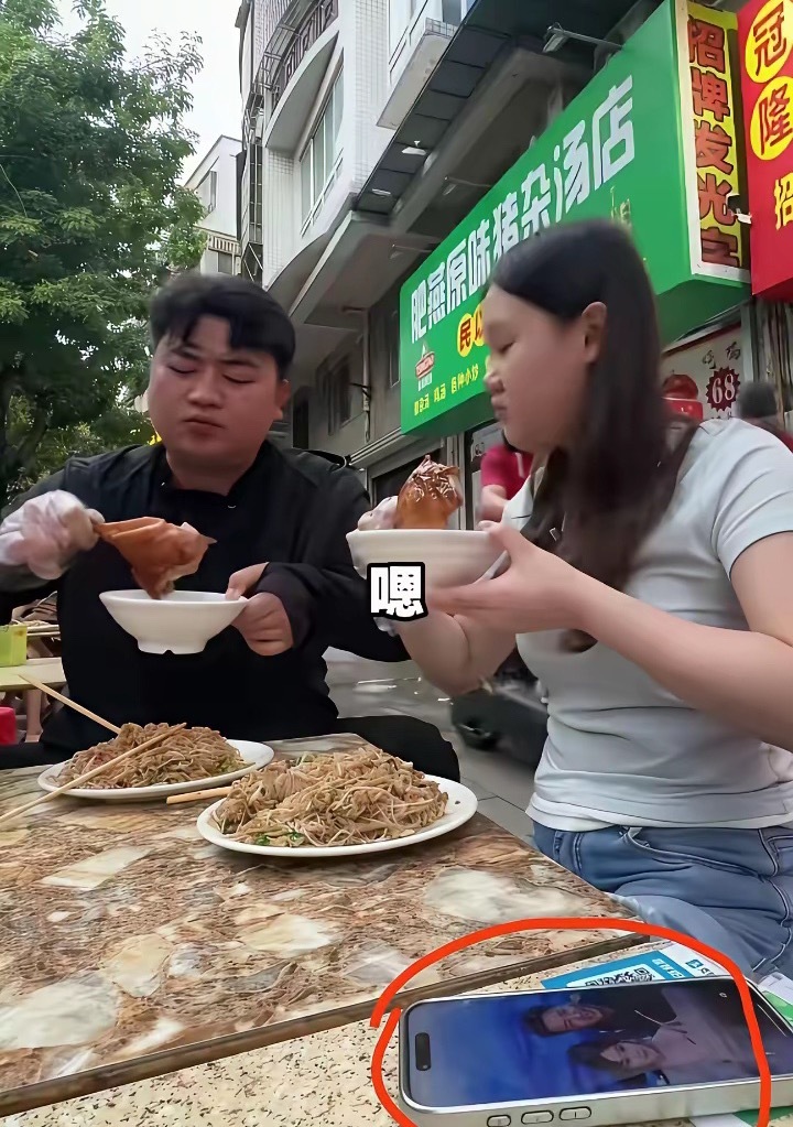 张家齐的手机屏保是她和全进华的合照吗？