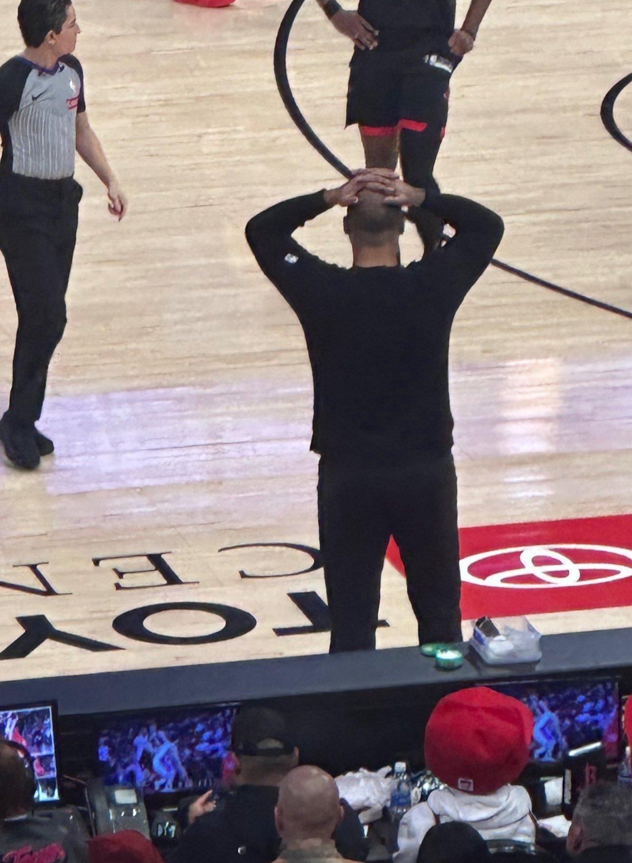 火箭目前输了10场，强队5个，弱队5个！所以我说为什么看火箭的比赛是菜鸡互啄！另