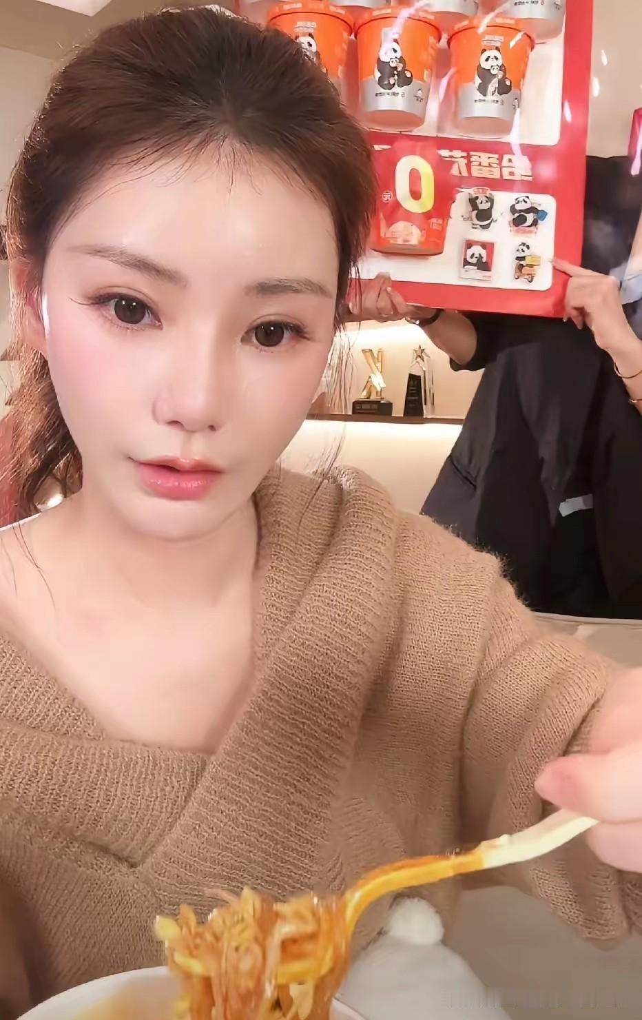 马小梅成为麻六记的顶梁柱，在10月14号，张兰没有直播，汪小菲没有直播，马晓梅挑