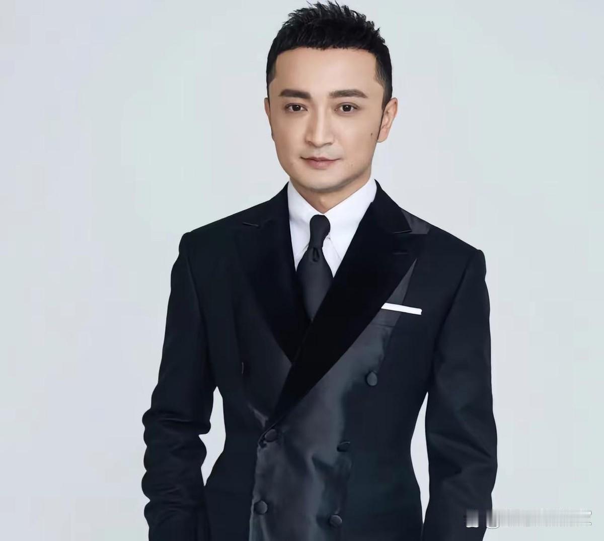 邓男子的魔术在春晚舞台上进行。台下很安静。尼格买提站在旁边。他看着魔术师，看