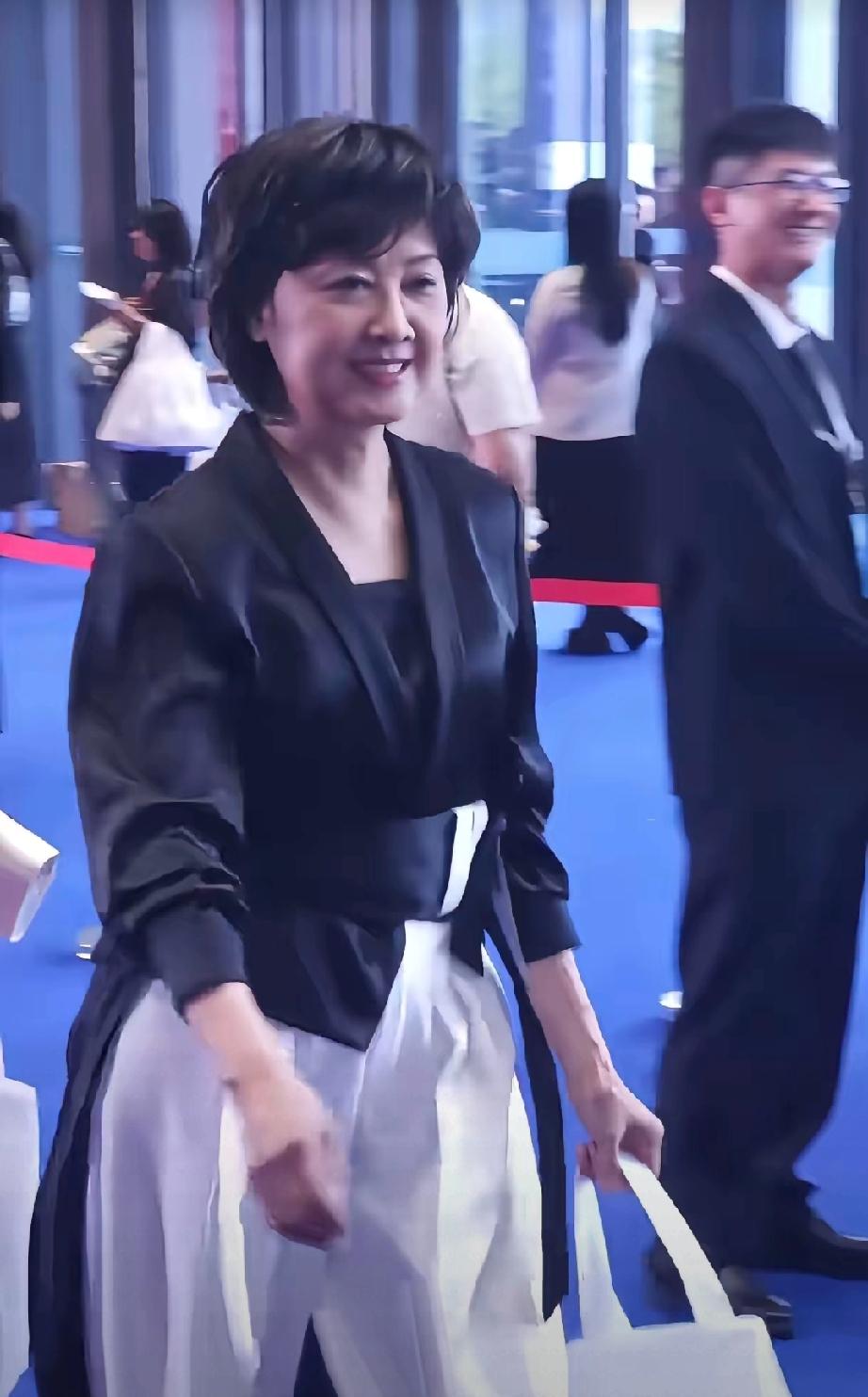 朱琳林芳兵同框太绝！73岁状态碾压众人，岁月从不败美人73岁朱琳一出场