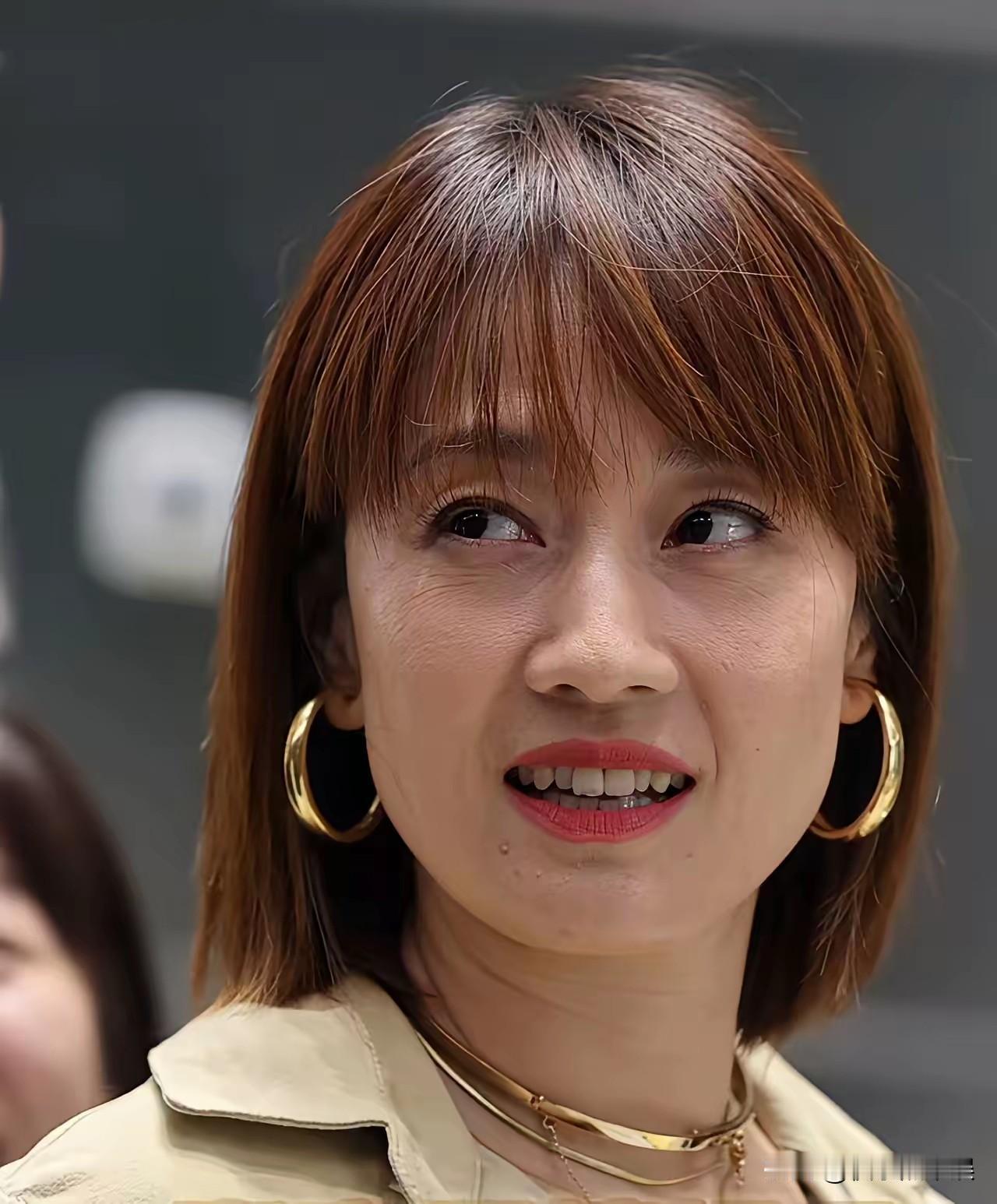 马伊琍还是太显老了不过比起那些整脸整的都不认识的明星，她确实很自然年轻的时候