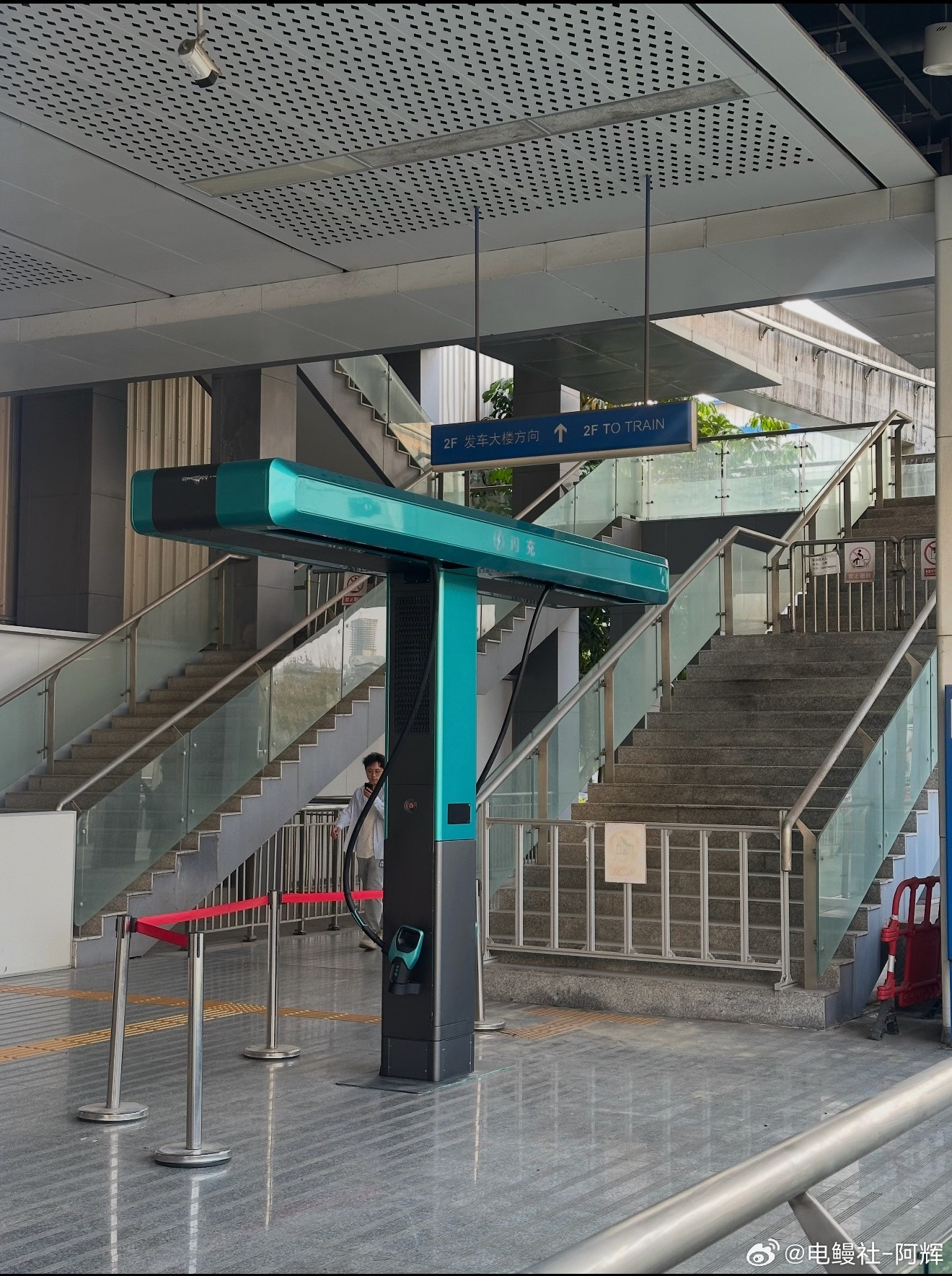 网友：一定是仰望车主干的