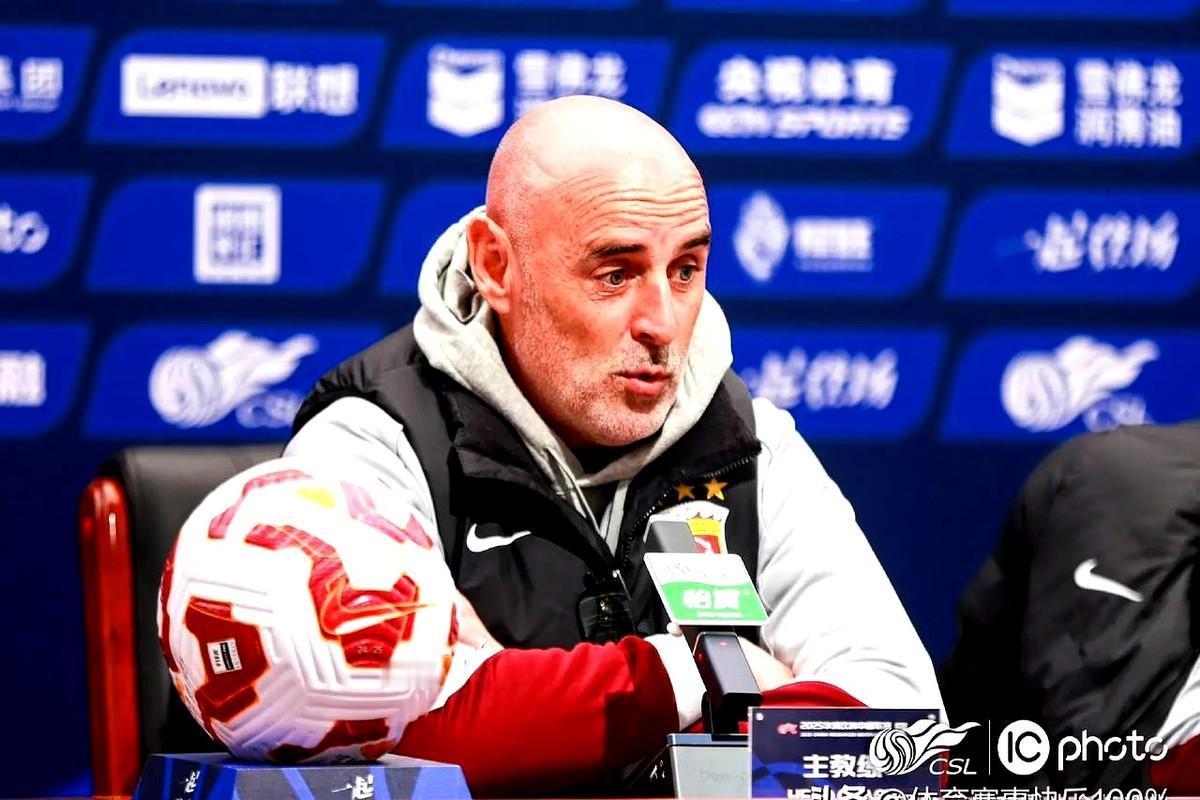 中超收官战，上海海港和申花谁能夺冠。发布会那场面就像提前演了结局，穆斯卡特和陈