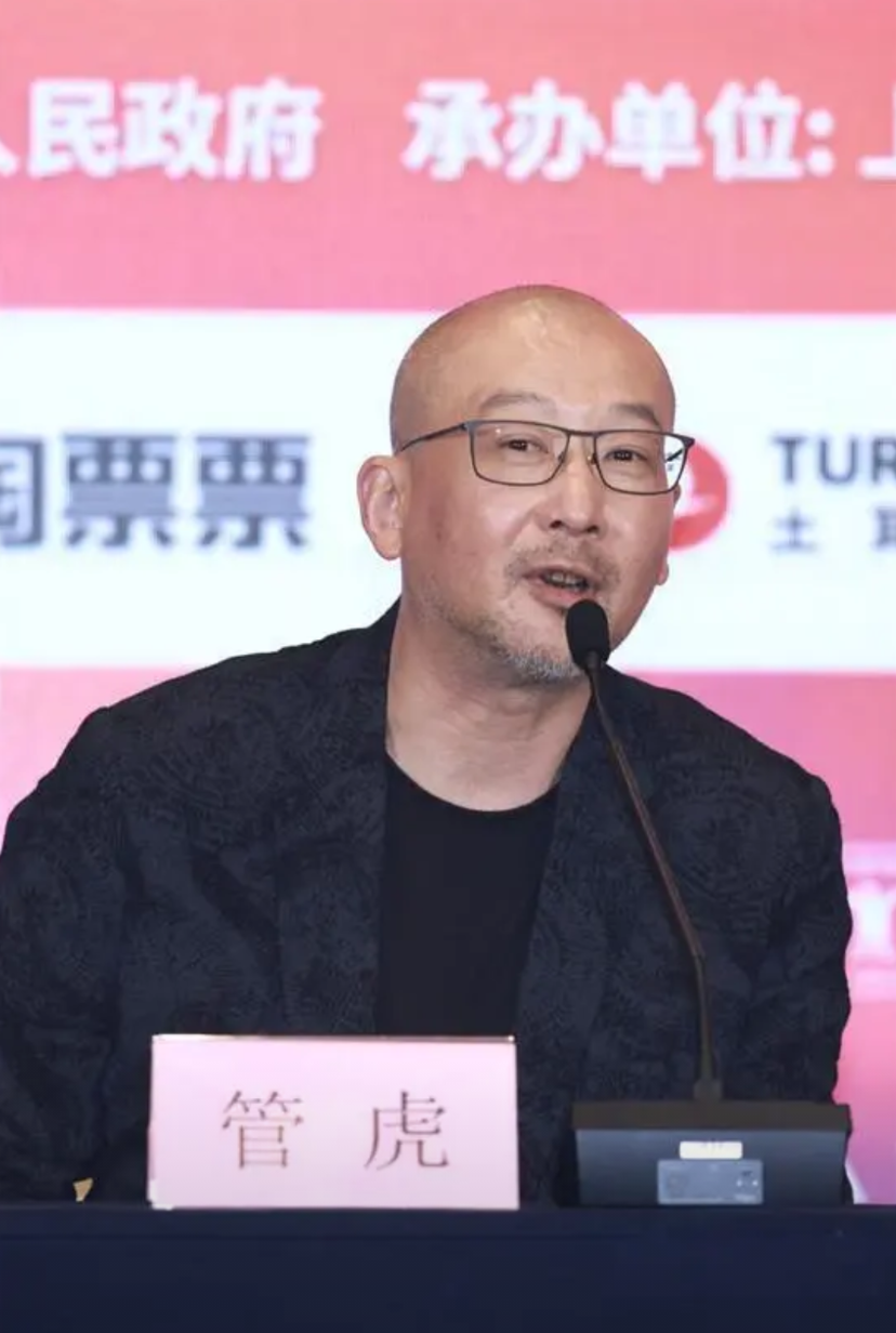 《东极岛》的大导演，管虎到底咋想的？男的穿三角裤，女的穿肚兜，全身上下用一小