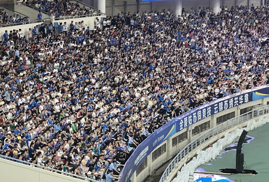 #苏超单场观众60396人再破纪录#有很多南京的朋友以前根本不是球迷，更不懂得足