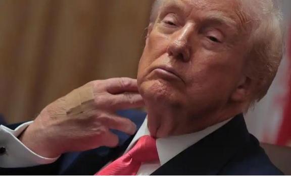 特朗普的钱都用来干什么了？一个79岁的老人，手里攥着525亿，名下资产能从佛罗里