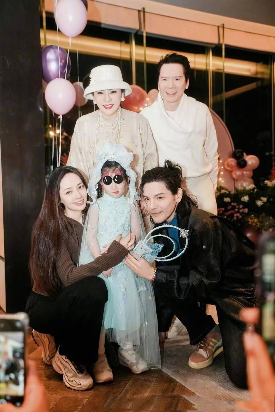 郭碧婷回应分居：自在从容，家庭温馨依旧近日，41岁的郭碧婷在台湾出席活动时，