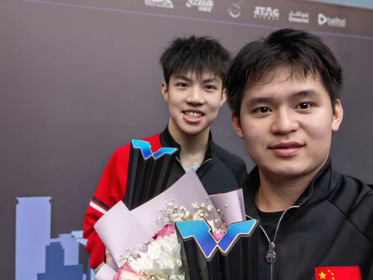 终于再次看到林诗栋登上冠军奖杯台了，双打冠军也很好，毕竟林诗栋和黄友政是一对年轻