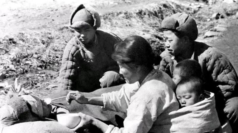 1953年3月，朝鲜新义州，一位年轻志愿军军官光亮站在刑场前，他罪名不是通
