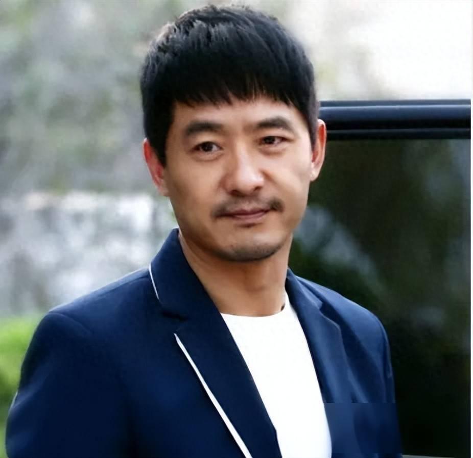 郭晓东，自嘲发文！9月29日，郭晓东晒出网友劝他不要给小沈阳拖后腿的私信，发