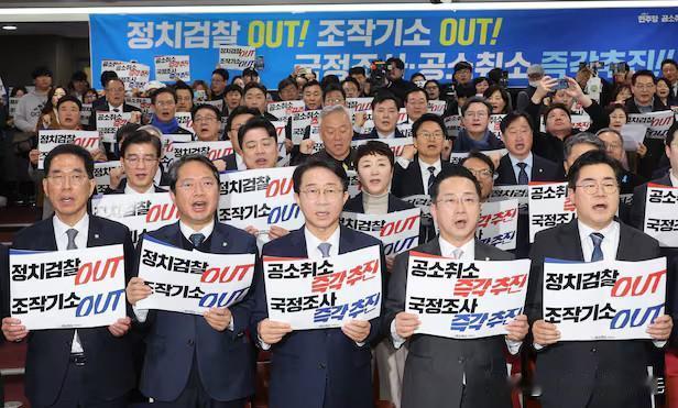 2月23日，韩国共同民主党由105名议员组成的“撤销李在明总统相关公诉与国政调查
