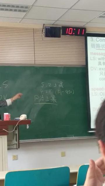 学校里的巩老师和先老师，去年一前一后退休了，两人见面后谈起了养老金的事。巩老师说