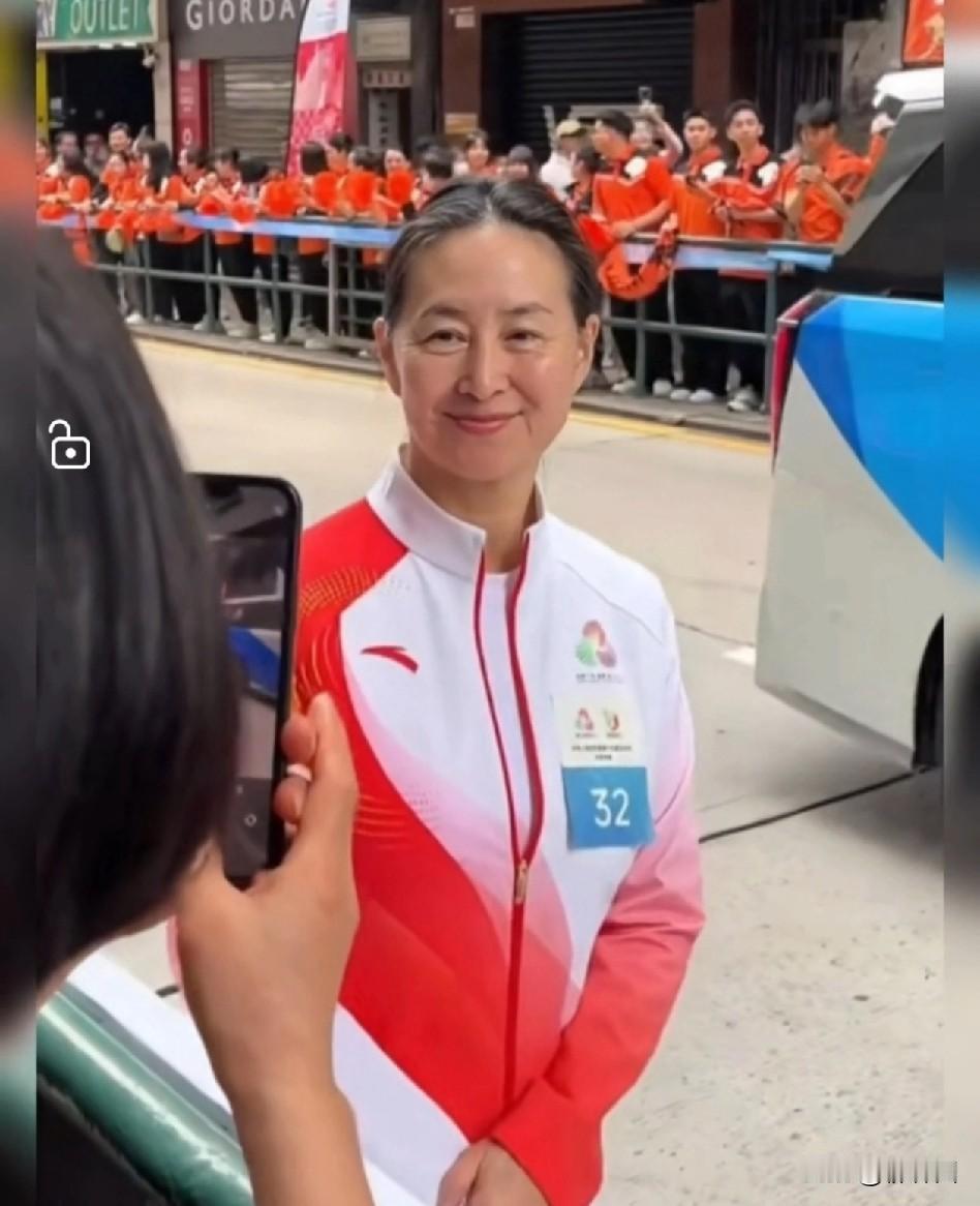 63岁何超琼担任火炬手，全程保持挺拔身姿，仪态优雅，完全看不出已是年过花甲之人。