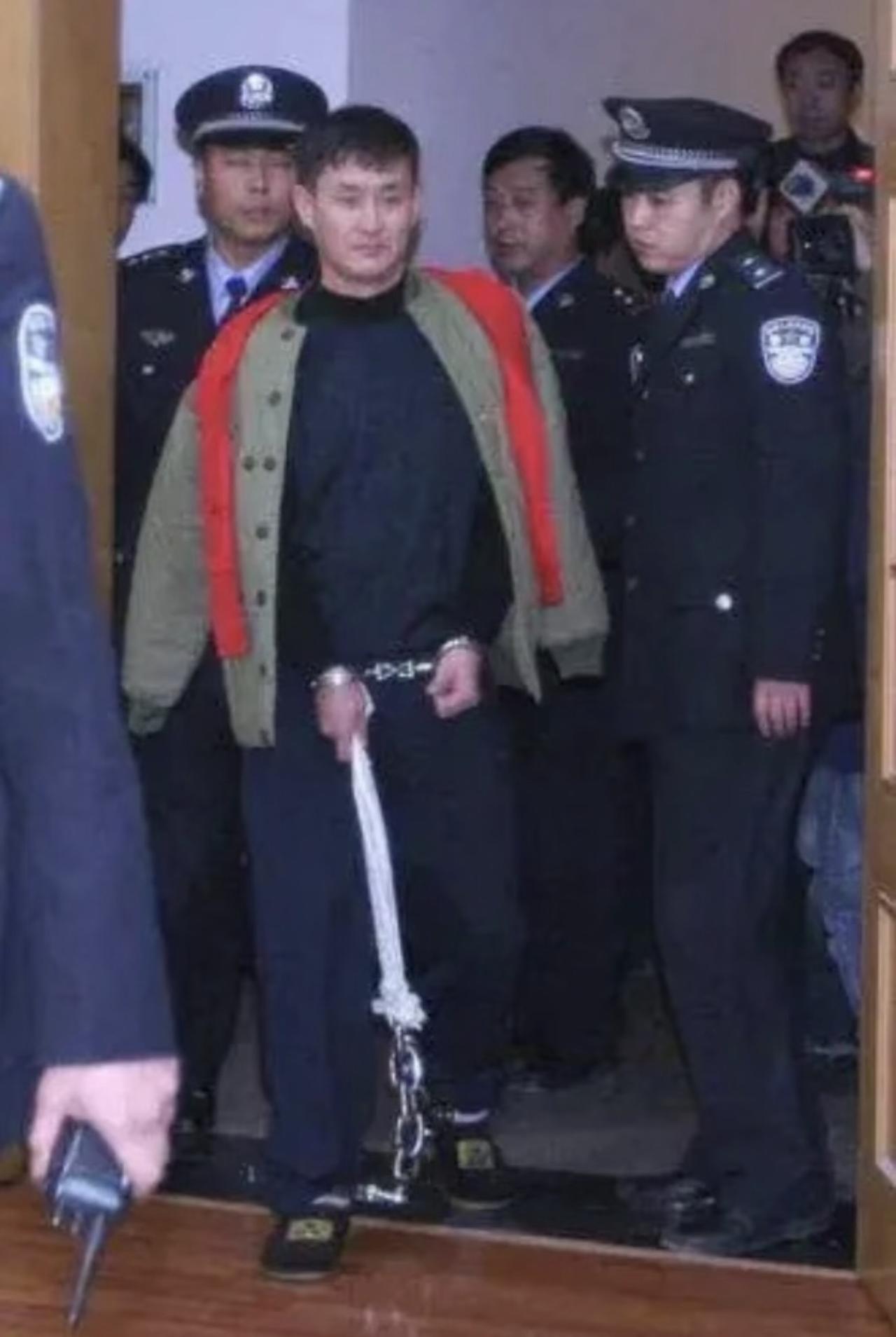 很多人以为悍匪逃亡都挥金如土，可这个戴着重型手铐脚镣的死刑犯，逃亡3年过得连流浪