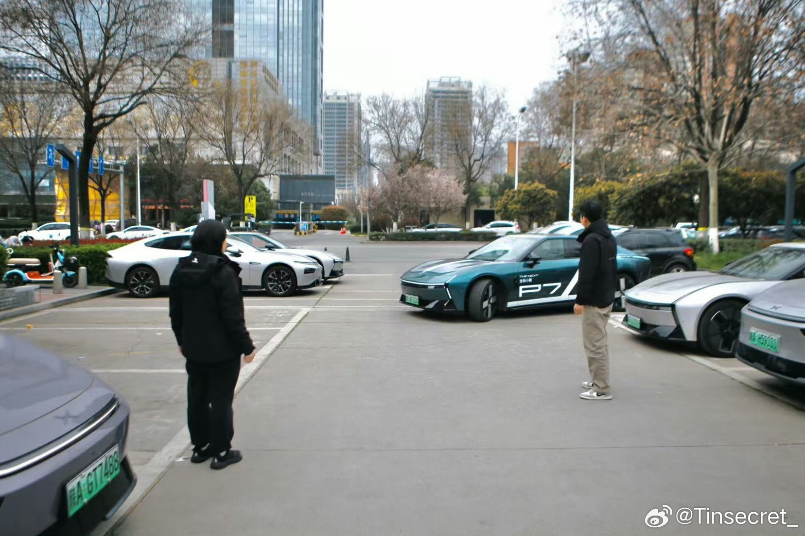 小鹏P7黑白红新色20.38万起终于等到小鹏P7新版型正式上市，20.38万起