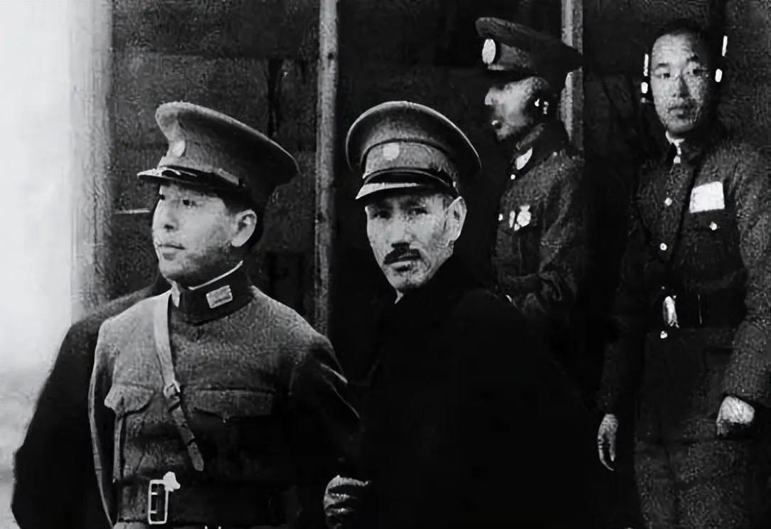 1936年12月25日下午，西安机场。张学良没跟周恩来打招呼，也没等东北军和十七