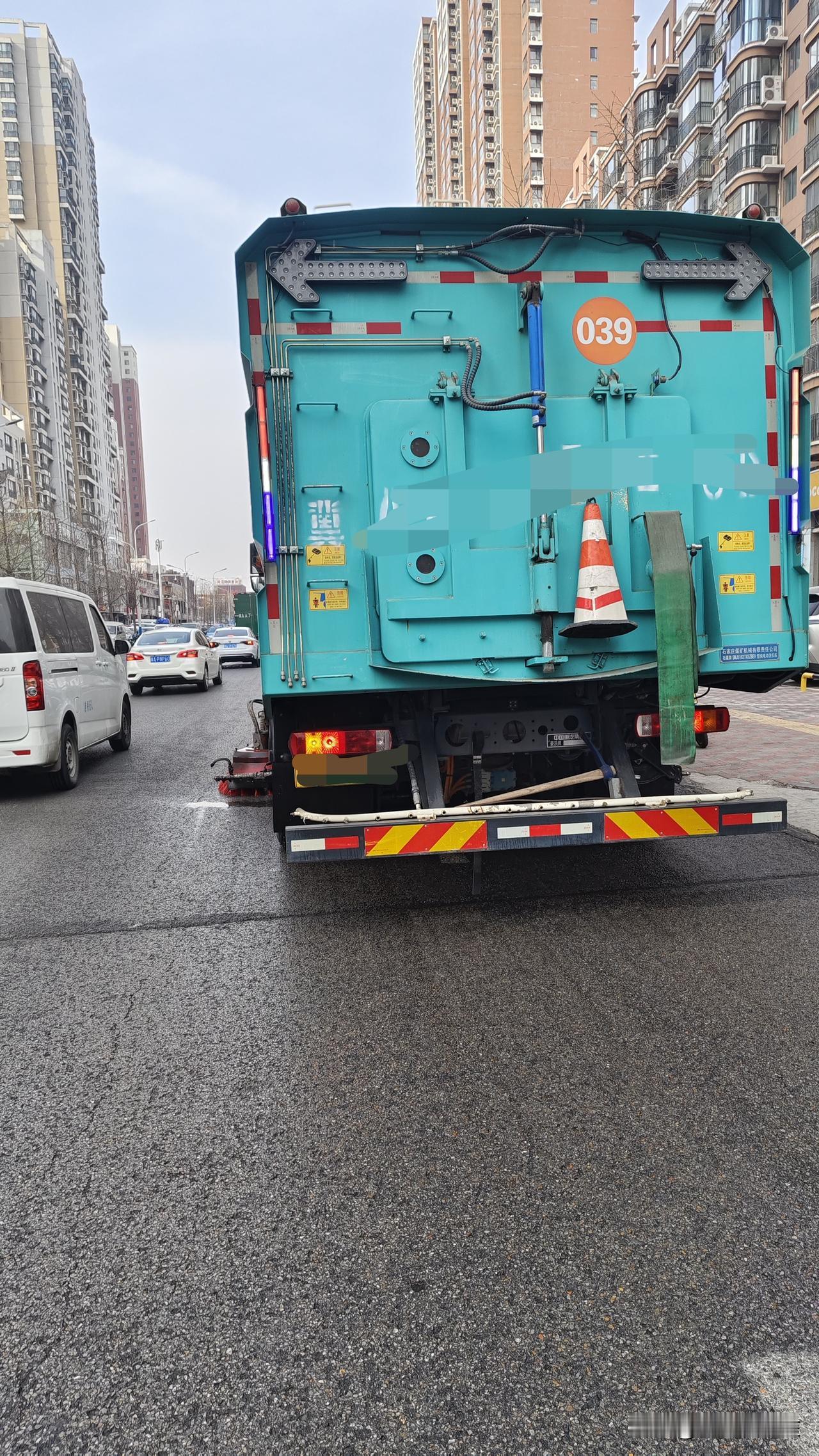 无语了，石家庄的某些环卫车，冬天喷水，我可以忍！但是你还闯红灯？我算是对石家