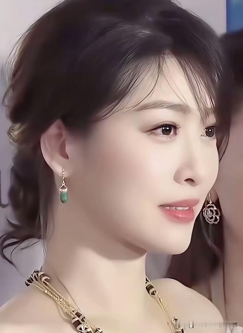 80后最美的一个女演员，好漂亮的一张脸，皮肤白白的，一双迷人的大眼睛，太有韵味了