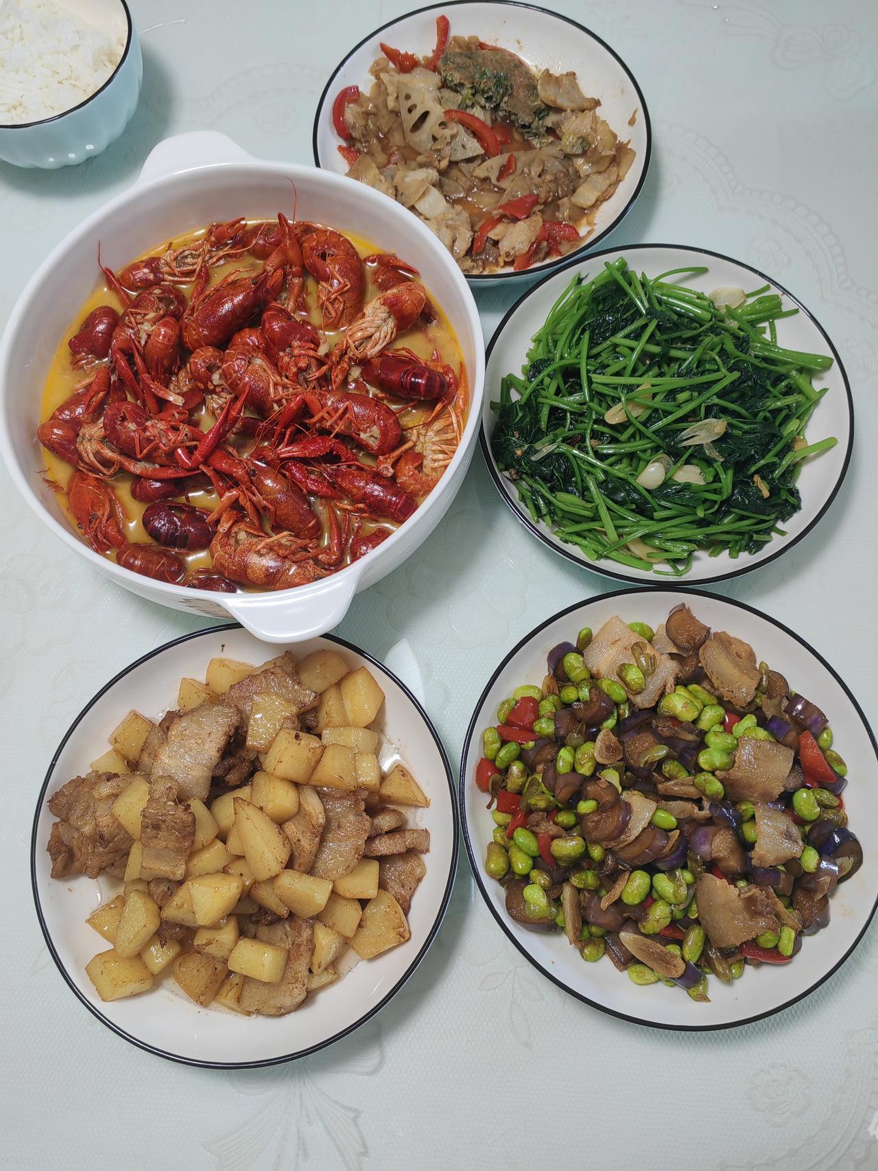 大家花钱出去旅游了，我没钱，就在家做做饭，看看电视，喝喝茶。别人的五一：人