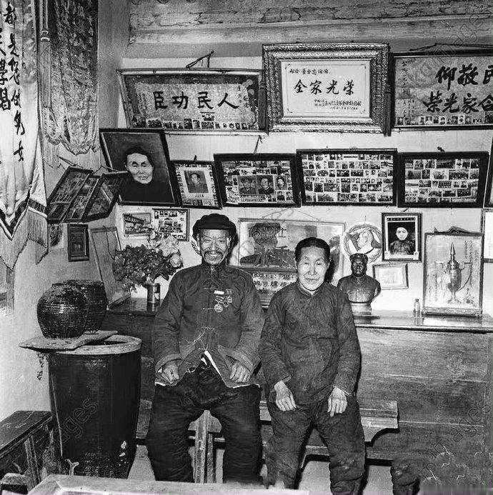 1958年，河北怀来县南山堡，董存瑞老家的堂屋里他的父母拍下的照片。父亲董全忠胸