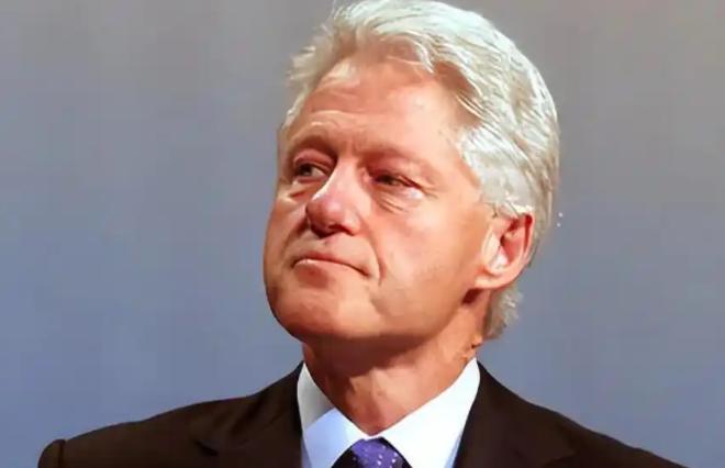 克林顿走的时候，给美国留下一个金山，国库里塞着两千多亿美元的净盈余。那时候，