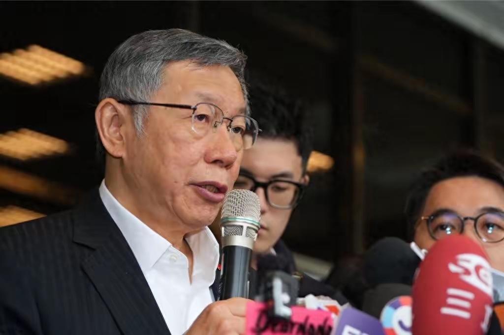 民众党前主席柯文哲听闻宣判17年后，表情原本一度凝重，但随后又露出微笑，并向法官