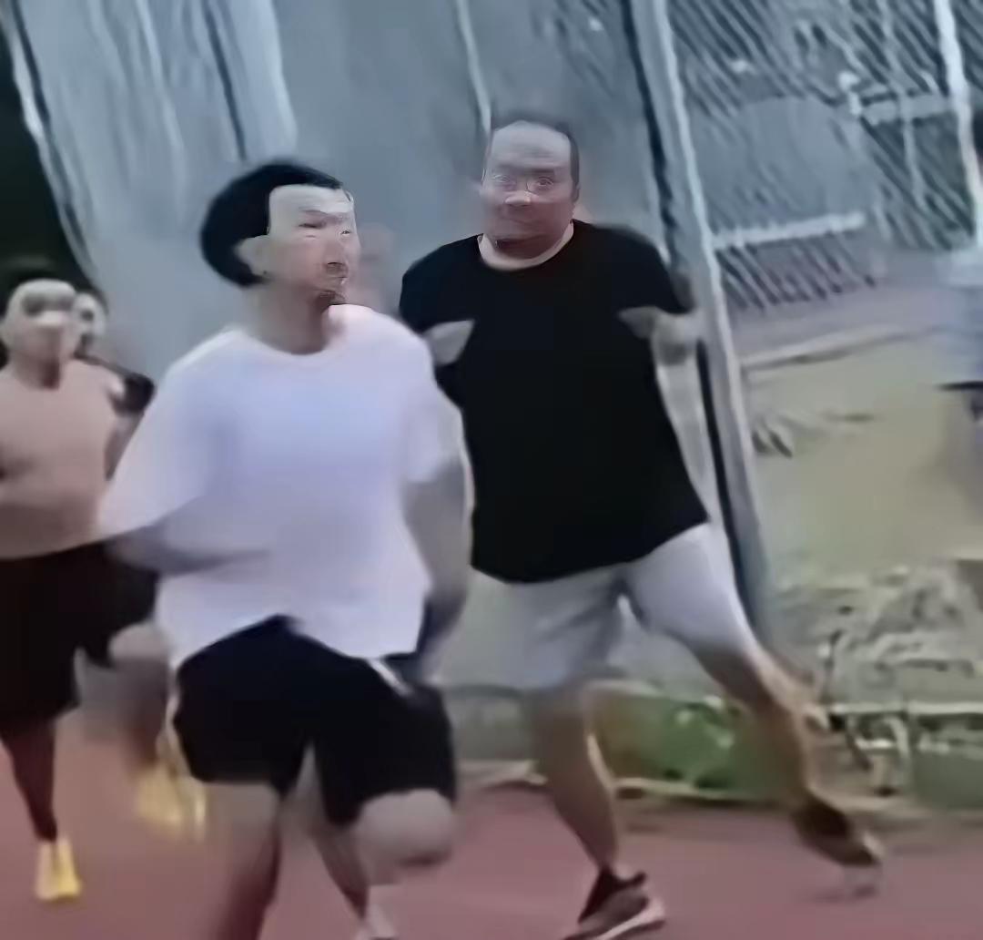 有人不明白，为什么老人肘击跑步学生事件，最终的结果是双方达成和解，不该追究老人的