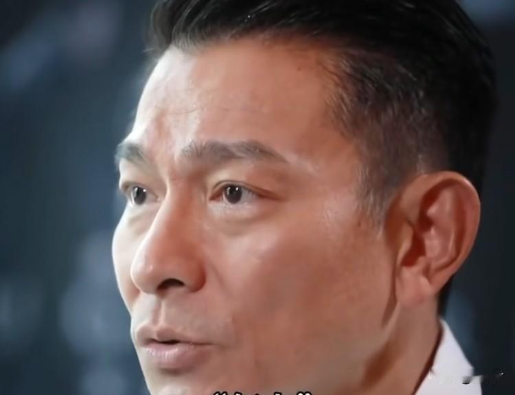 刘德华16岁，理发学徒，给人家洗头发，17岁参加TVB演员训练营，几年后就做主演