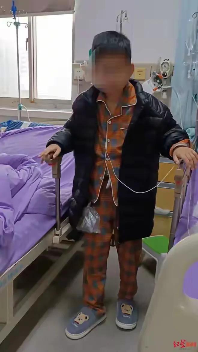 天理何在啊!医院误诊,擅自切除孩子器官,十岁的孩子经历了三十次手术!10岁的