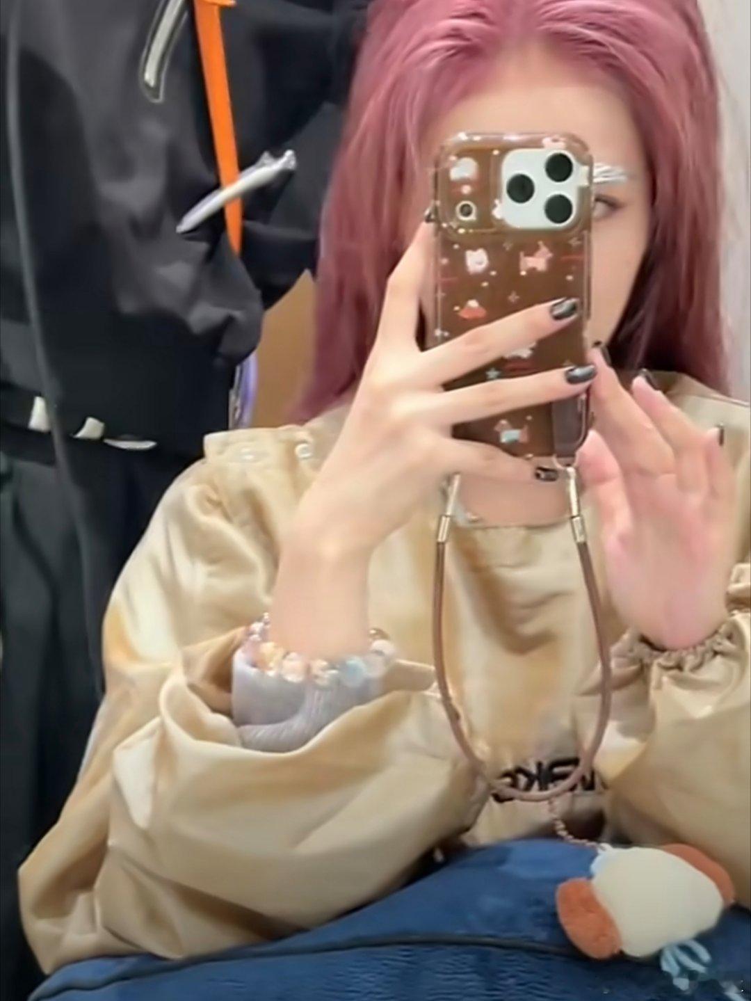白鹿的染发vlog里一闪而过的手串是粉丝送的诶，而且她专门为白鹿挑的珠子，每一颗
