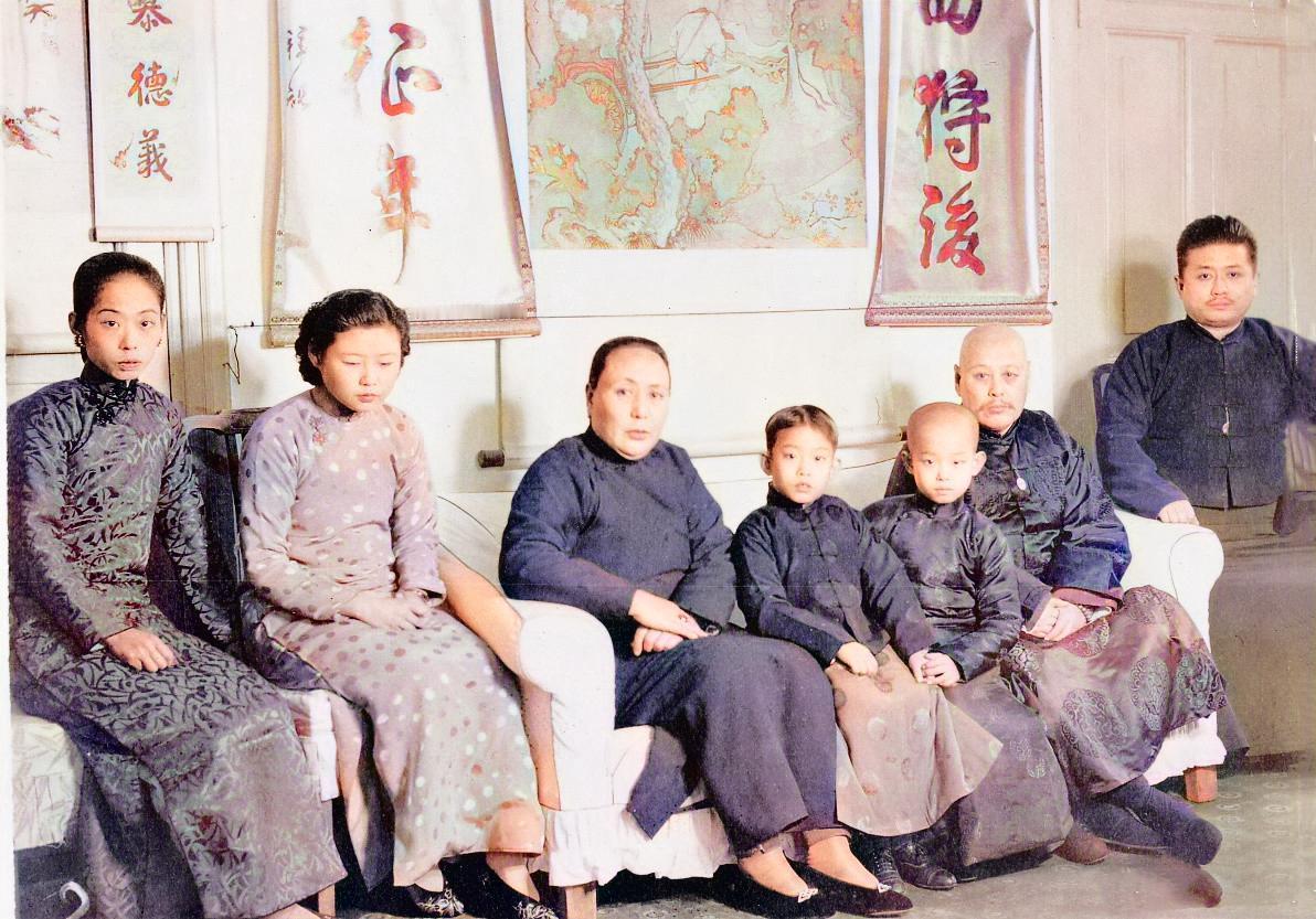 1938年，寓居北平的吴佩孚和家人的合影。吴佩孚和妻子张佩兰坐在沙发上，中间是他