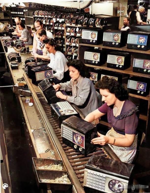 这张照片拍摄于1945年，展示了美国纽约艾默生无线电和留声机公司（Emer