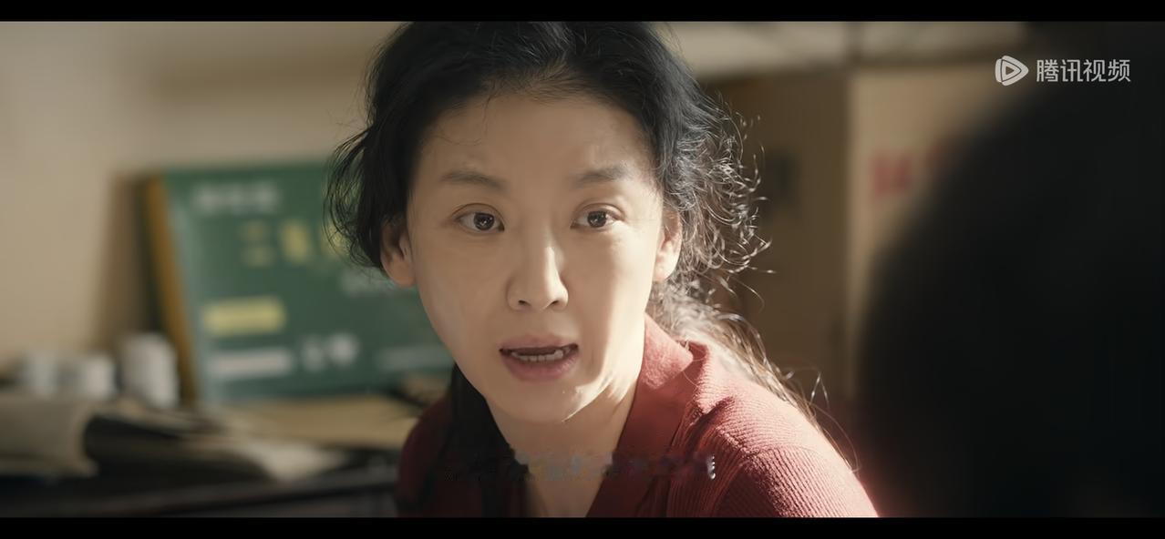 《主角》刘红兵父亲突发高血压瘫痪，坐在轮椅上需要人喂饭，刘红兵姐姐夹一筷子菜，还