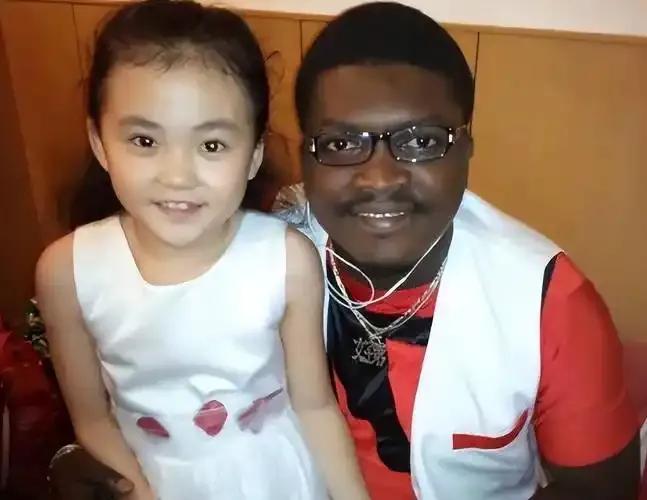 黑人歌手好弟扎根中国18年，娶中国媳妇生混血女儿，却仍未获绿卡。他凭借红歌表演成