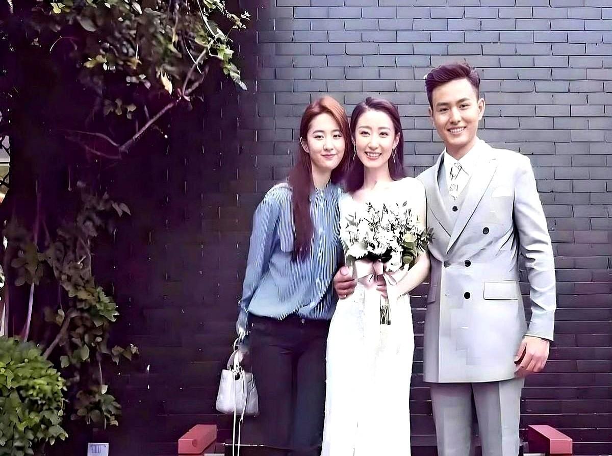 看一个人的人品，就看她当配角的时候。说的是刘亦菲。她给朋友当伴娘不是一次两次