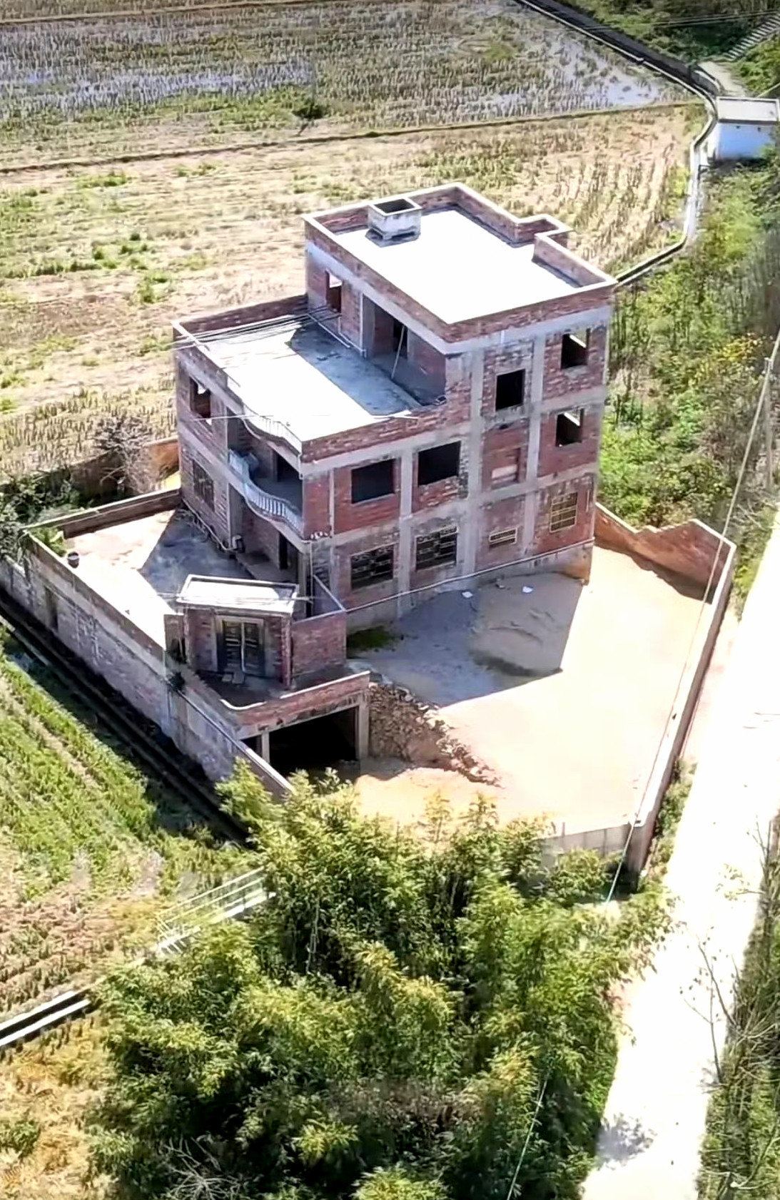 网友家的自建房，这院门为啥要歪成那样？​