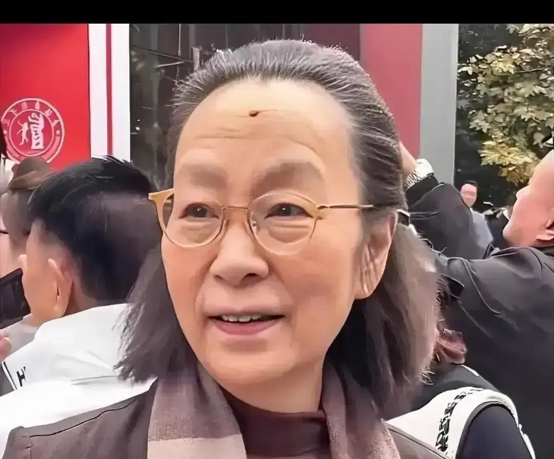 上戏校庆红毯，记者把麦克风怼到奚美娟脸上：