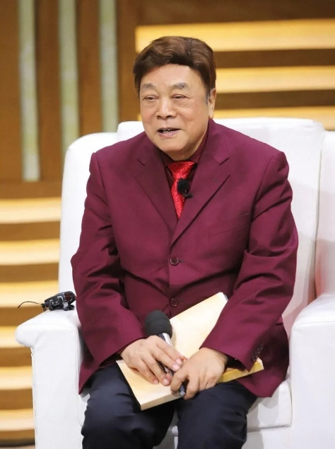 2012年，赵忠祥获得金话筒奖，奖金50000块，就请同事们去家里吃饭，结果去了