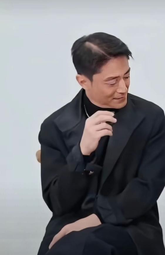 娶了能赚钱又冻龄的林心如，46岁的霍建华居然敢彻底放飞自我，头顶见稀、满脸褶子就敢大摇大摆出门。不少