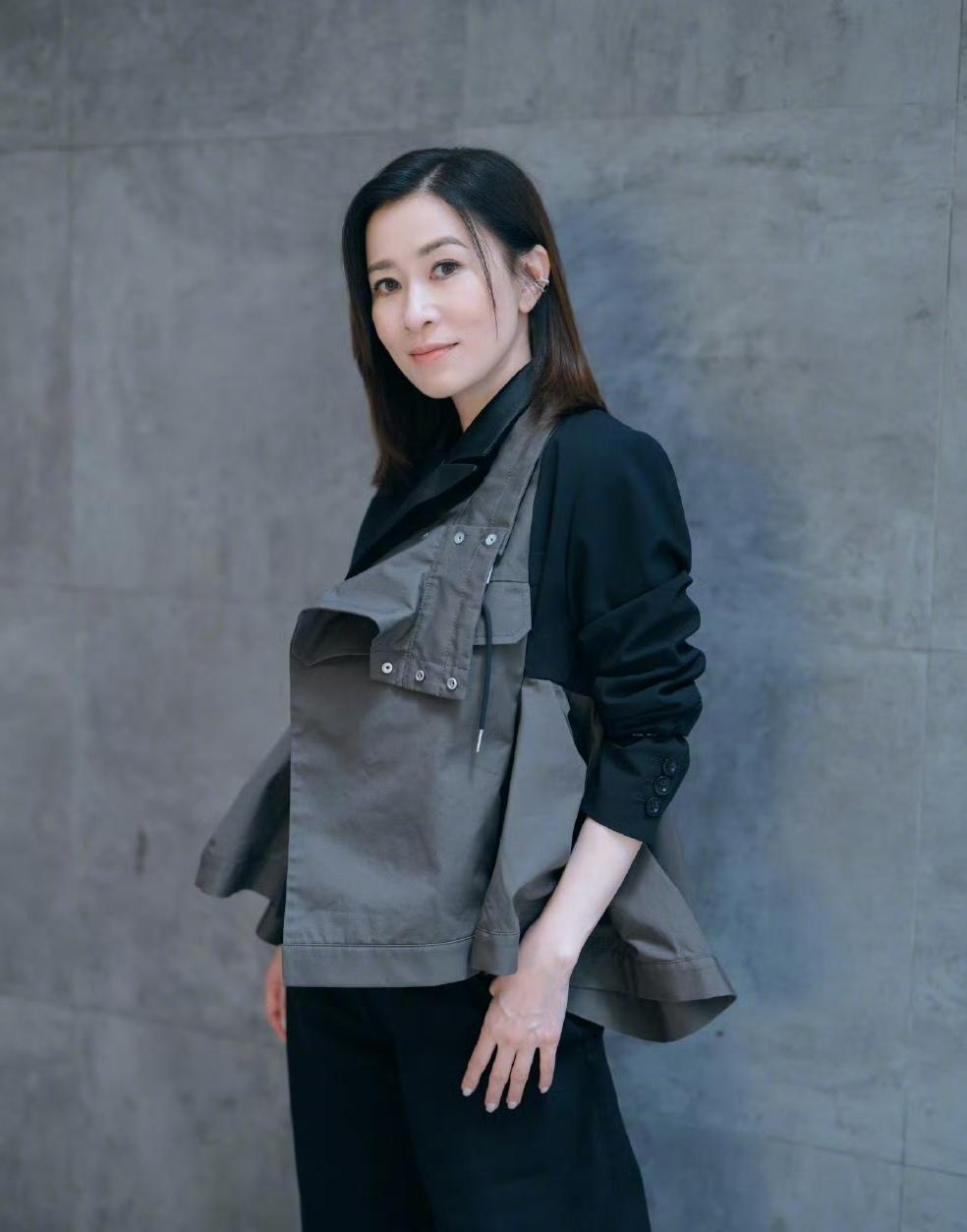 呵，佘诗曼你这穿的是什么呀我怎么看不懂呢……有人说很酷，有人说很帅还有人说