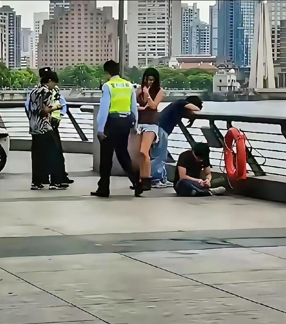 笑死了😂这是什么地狱笑话。一群印度游客在上海游玩，结果向帽子叔叔求助，说有个穿