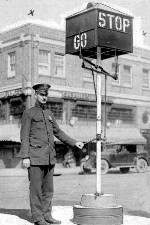 1922年，美国费城，交警正在十字路口操作机械信号灯。