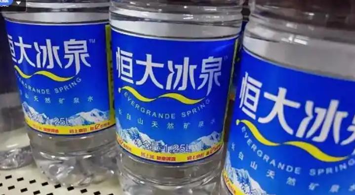 许家印离翻盘只差一步：恒大冰泉+横扫亚洲的恒大足球，本该是几万亿利润，完全能填上