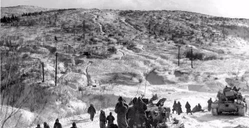 1950年长津湖战役里，美军发现了一个奇怪的现象，那就是美陆战一师的师部所在地下