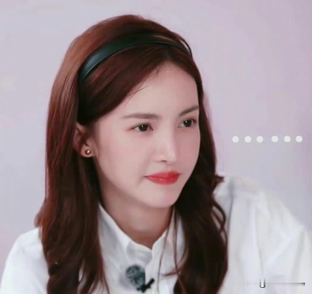 1月31日，金晨都道歉了，娱记依旧不依不饶，深夜发文质疑金晨，为金晨小助理发声