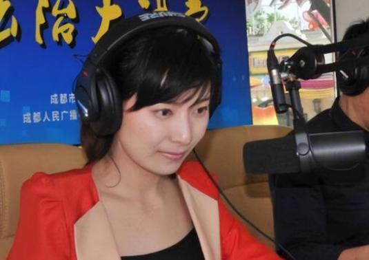 2015年，四川卫视美女主持人佟瑶，聚完餐回酒店的途中，因为内急下车去路边草丛小