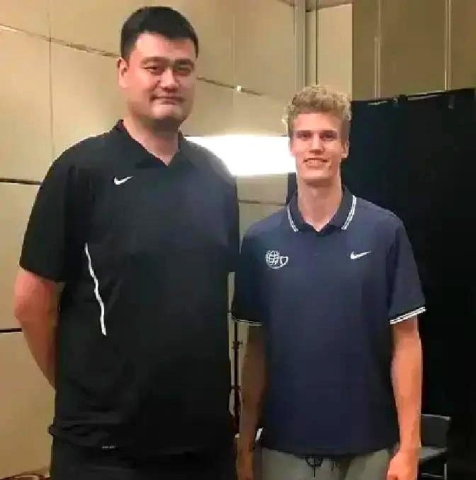 拿新晋全明星申京换字母哥？这瓜吃得我一愣一愣的。火箭队内部其实门儿清，压根没