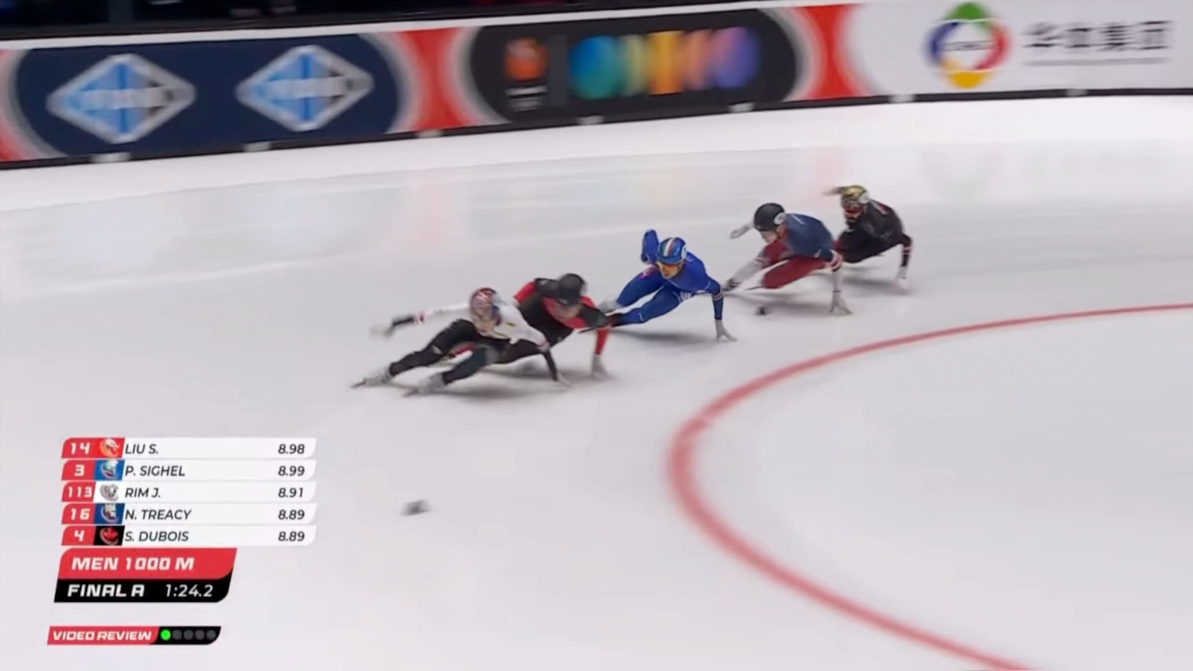 短道速滑世巡赛第四站这怎么看怎么像手臂挡昂了。。。刘少昂世巡赛1000米摘银